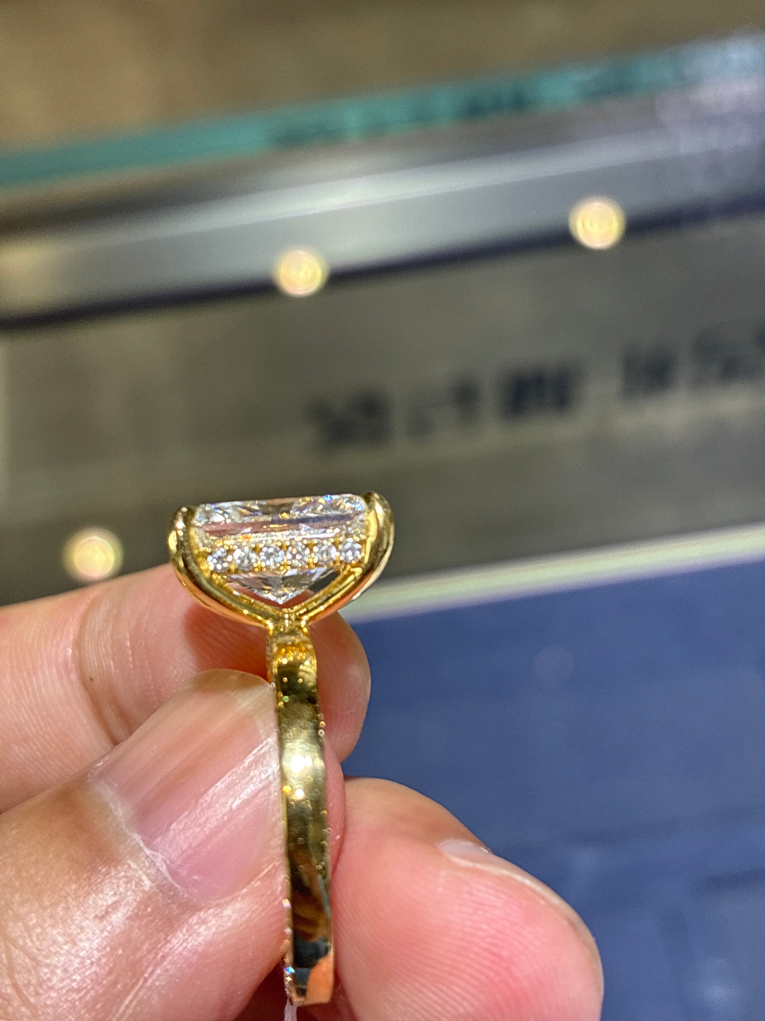 Lovelyone for pay (18k gold, 5 Clarion, hidden halo diamond ring)