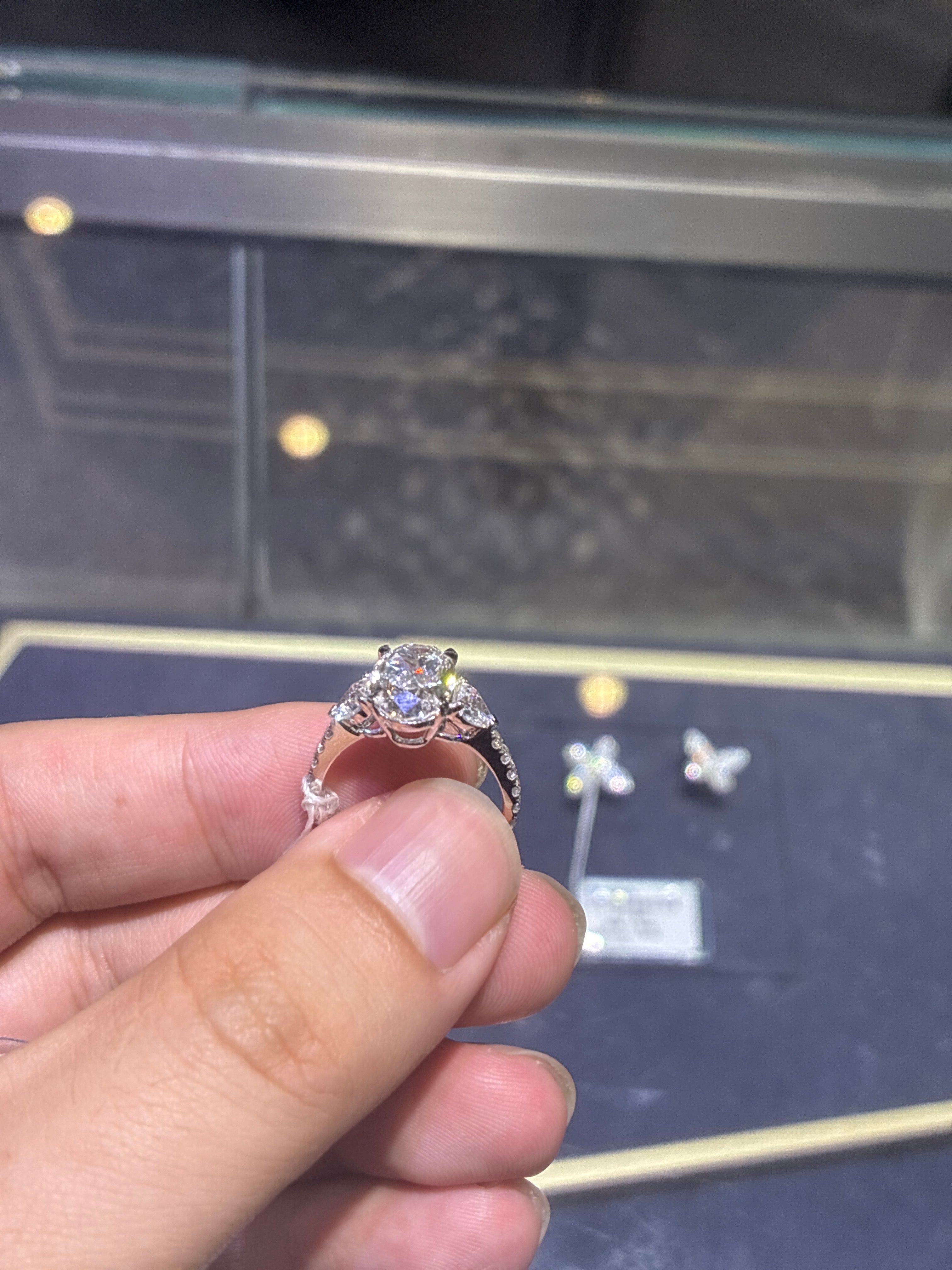 Deposit For jadorekouturehair three-stone style ring 18k white gold main stone 3.06ct E/VVS1 side stone oval cut 0.94ct customized