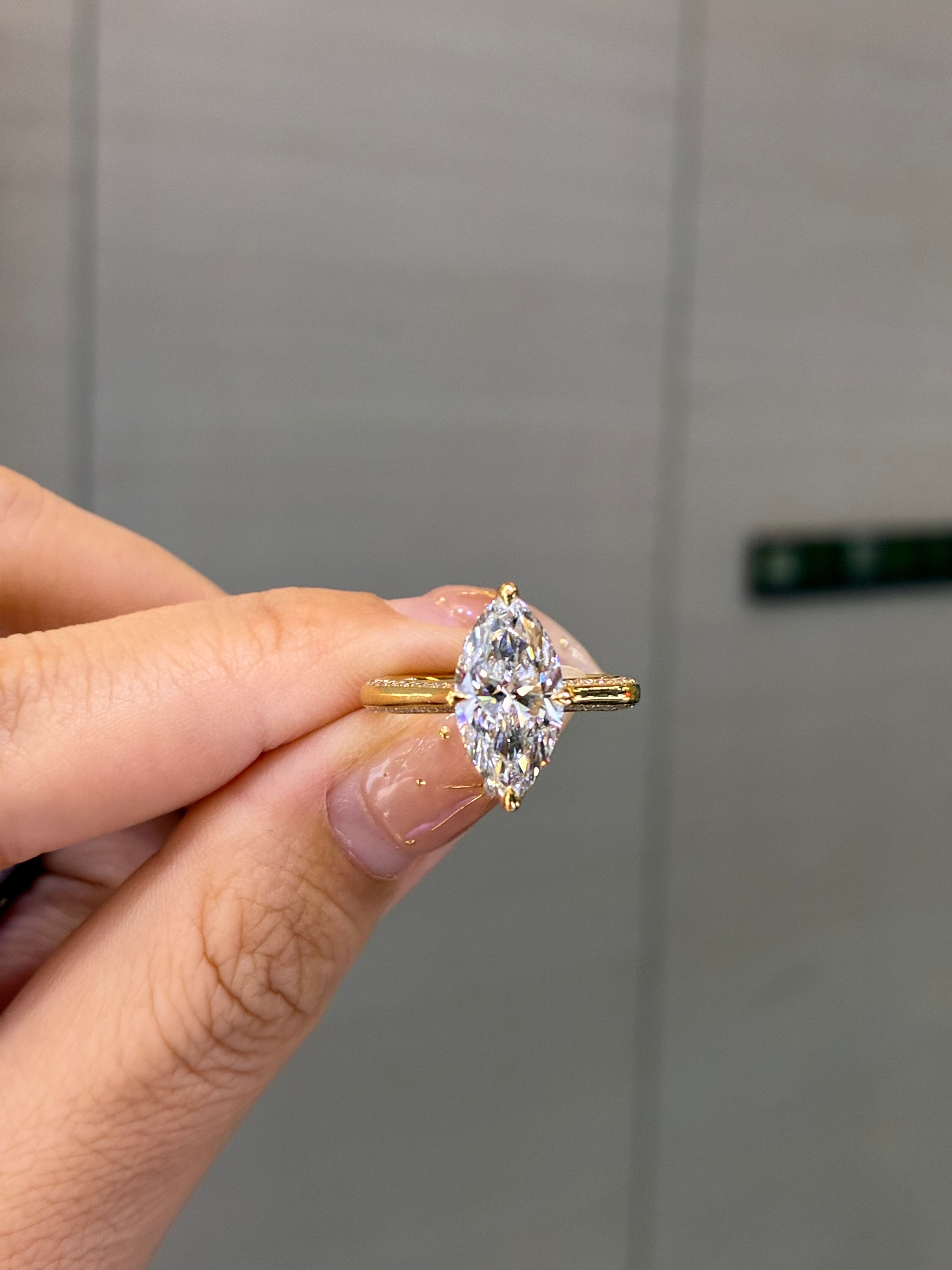 2.6ct Marquis with 0.286ct sidestones lab Diamond Ring,D/VVS2, 18k gold