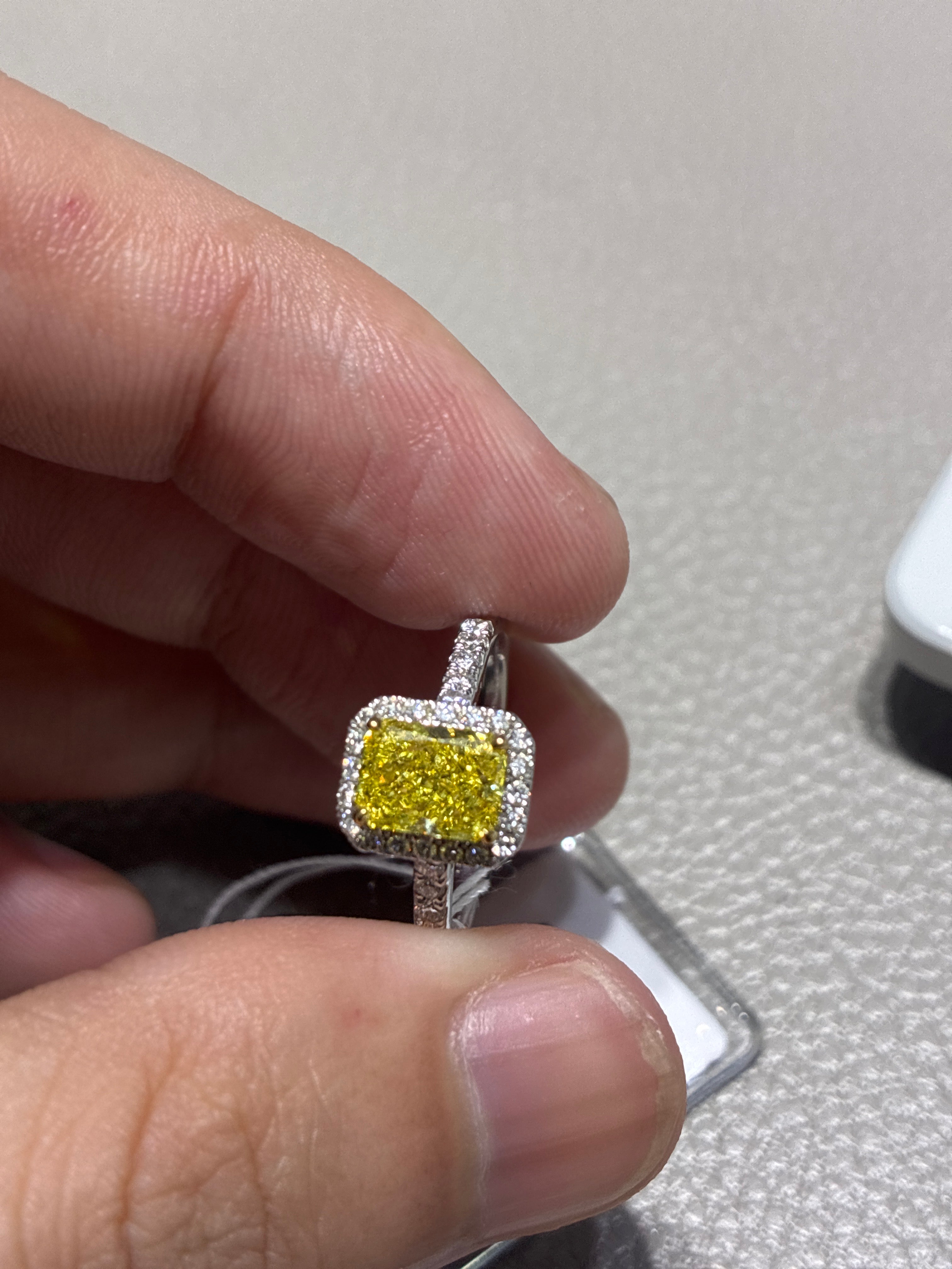 18k gold, 1 carat yellow diamond diamond ring