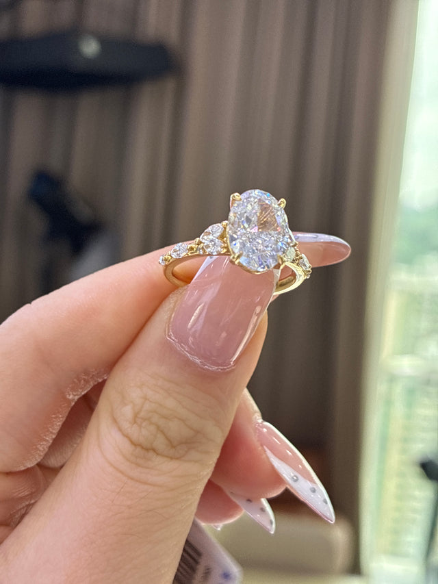 18k oval cut yellow gold D-vs1 3.36ct side stone 0.427ct