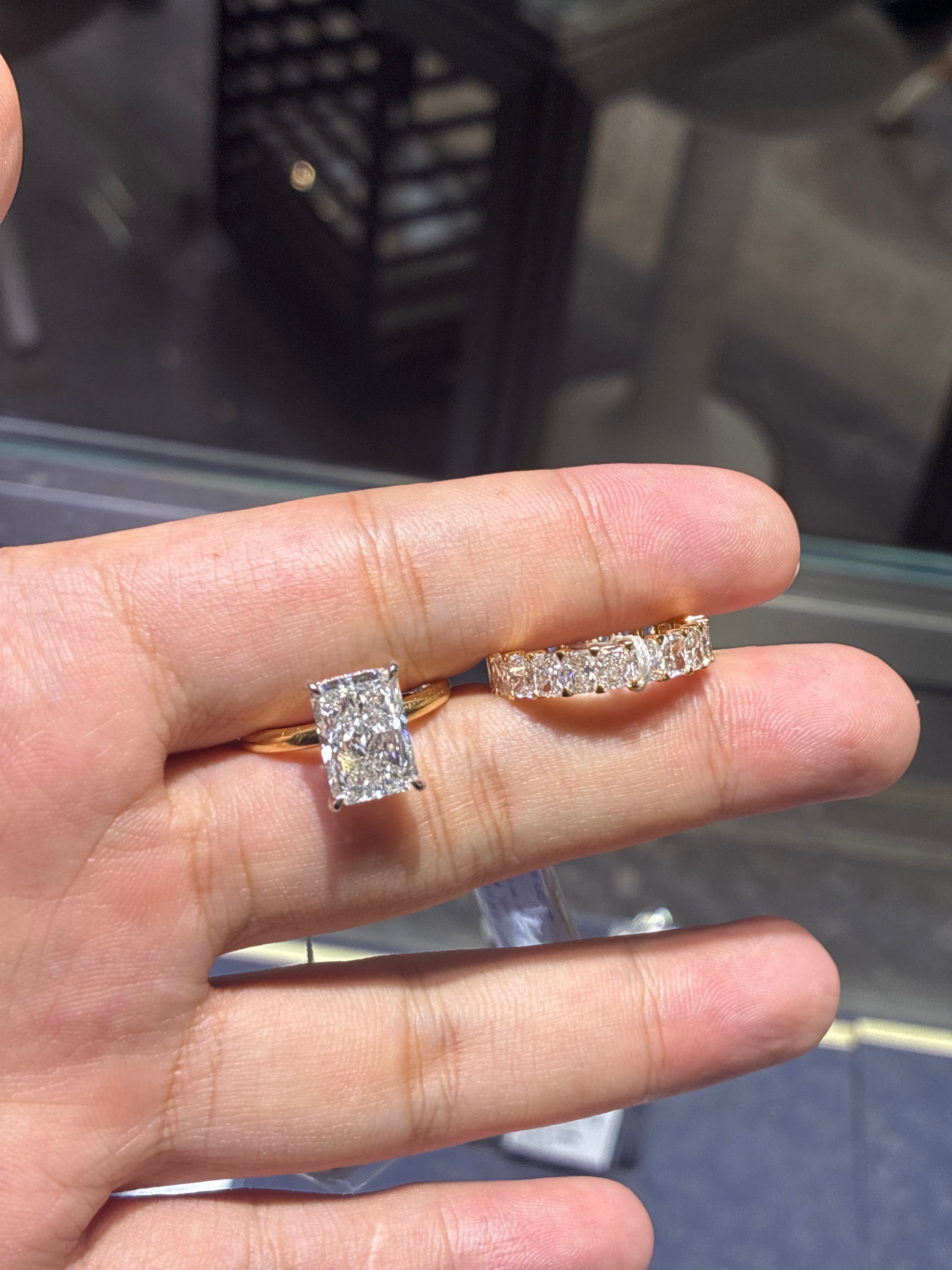 For twrehyouqueen , ring 18k gold two-tone main stone 4.09ct E/VVS2 side stone 0.163ct and band 18k yellow gold stone 4.525ct D-E/VS,VVS
