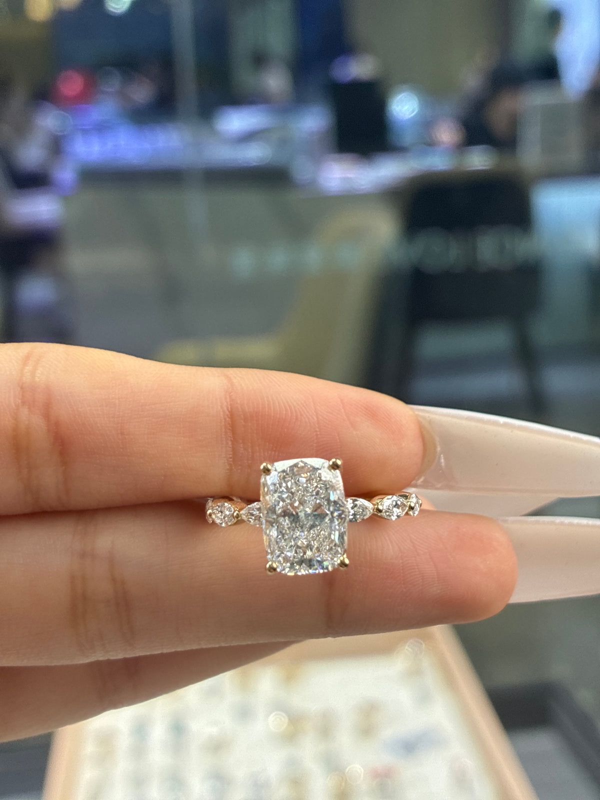 For Samantha, 1️⃣ 4ct Elongated cushion center diamond, E/VVS2, with 0.633ct sidestones, total 4.633ct engagement ring in 14k yellow gold*1pc (Ready To Ship) 2️⃣ 0.6ct Marquise wedding band in 14k yellow gold, DE/VS-VVS *1pc (Ready To Ship)