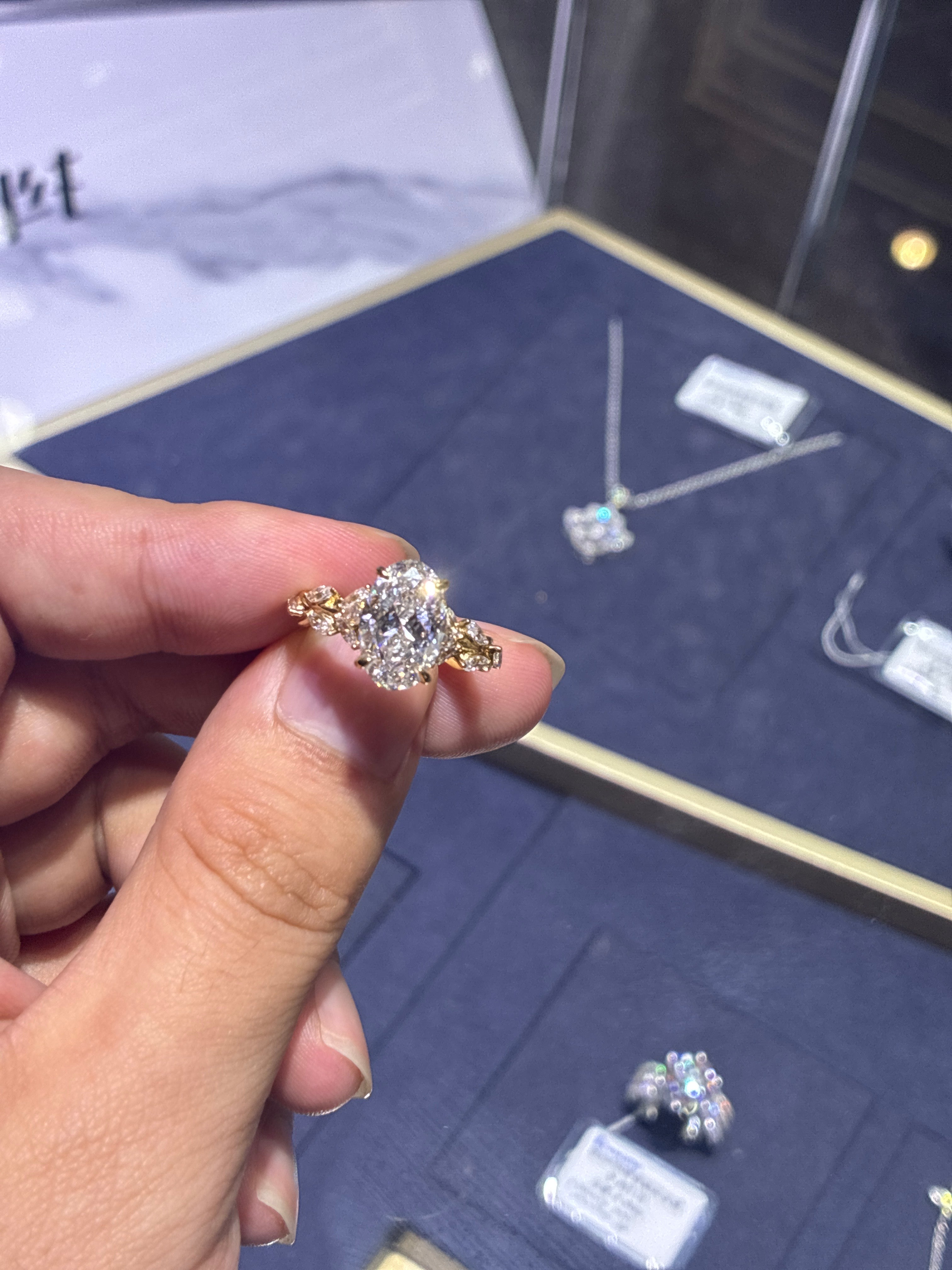 For Tia,main stone 3.03ct D VS1 side stone 1.08ct 14k yellow gold