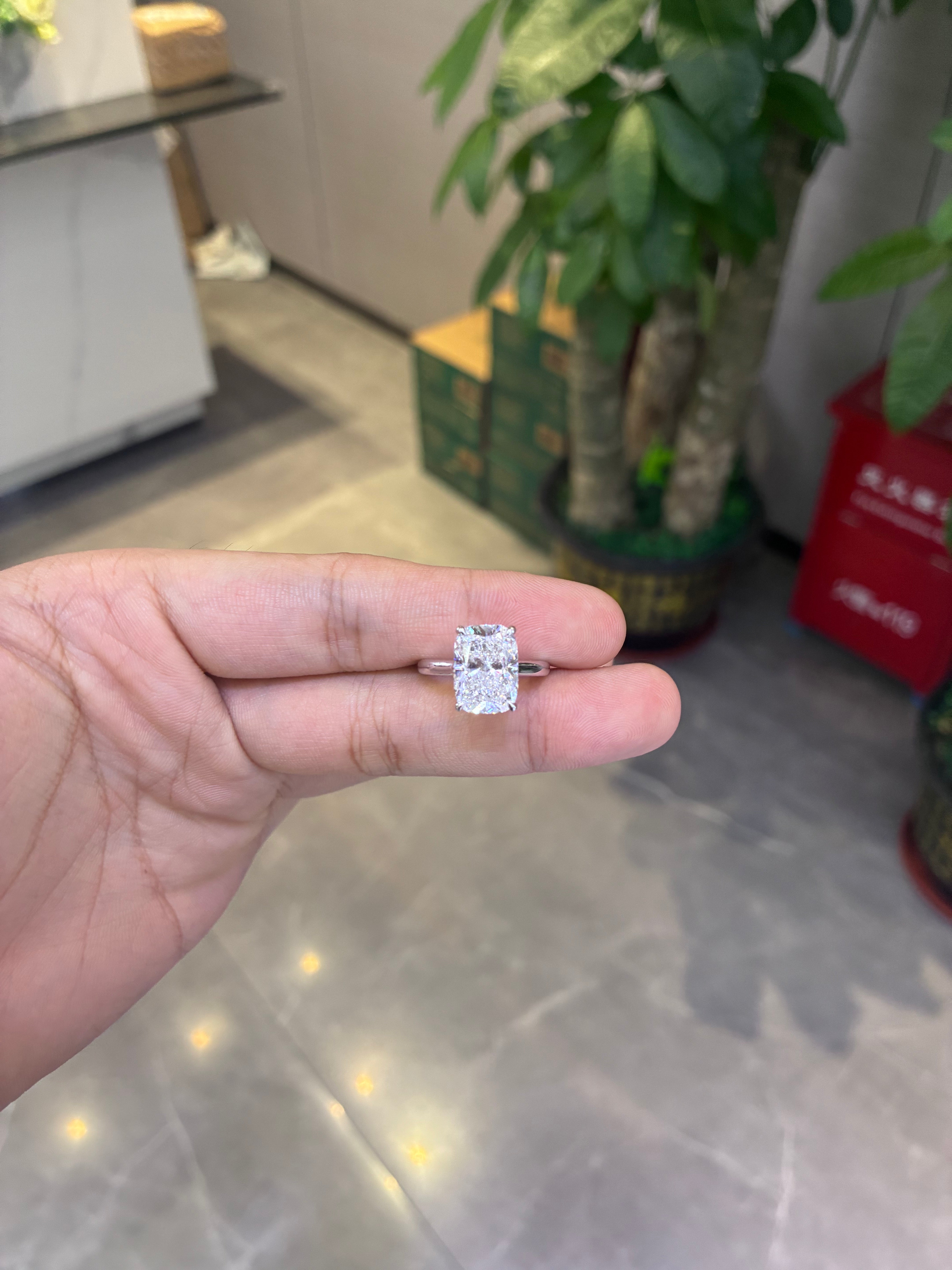 For jamie B platnium ring with 5ct main D VVS2 diamond
