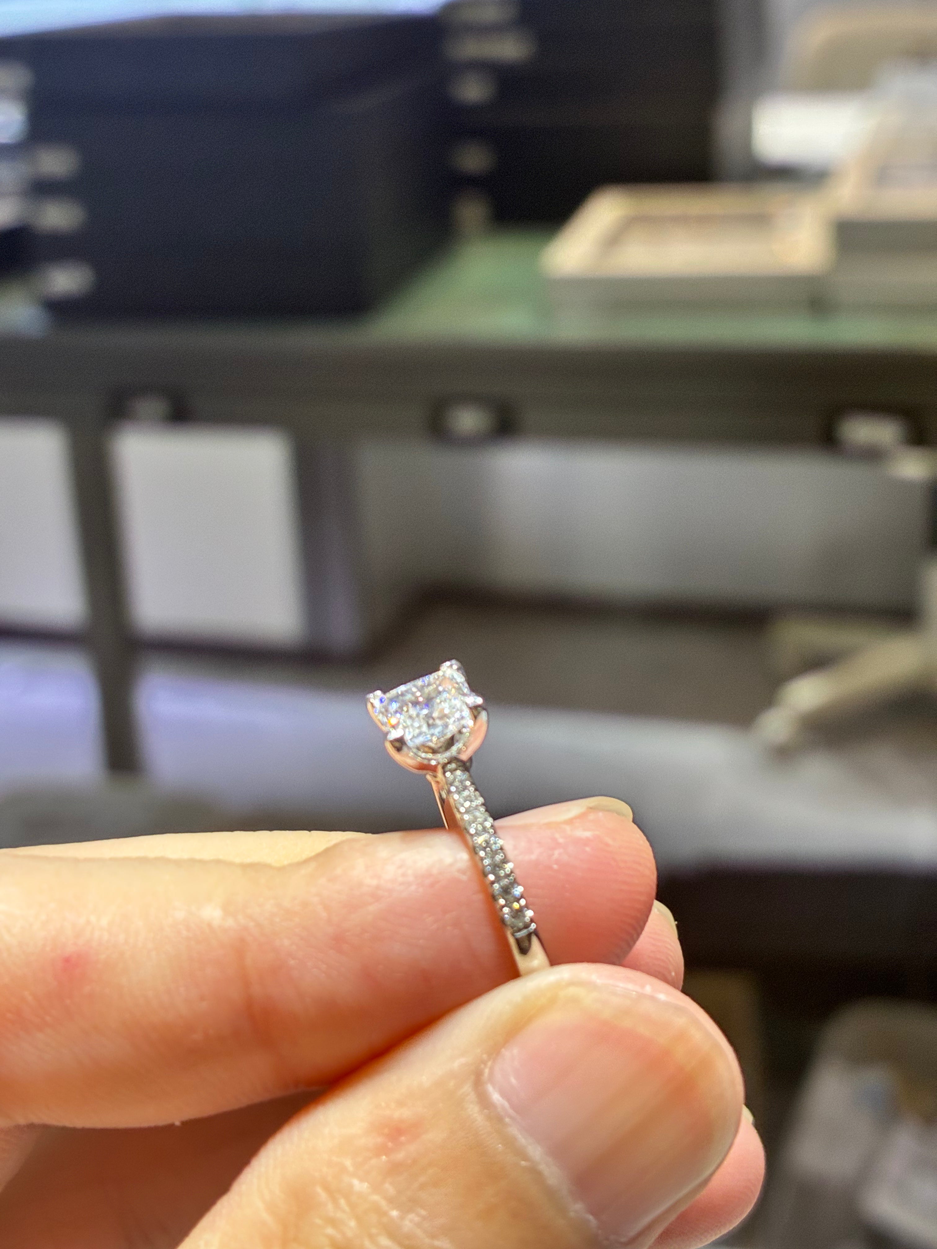 For laura (18k white gold 1.02ct D/vs1 Princess cut ring)