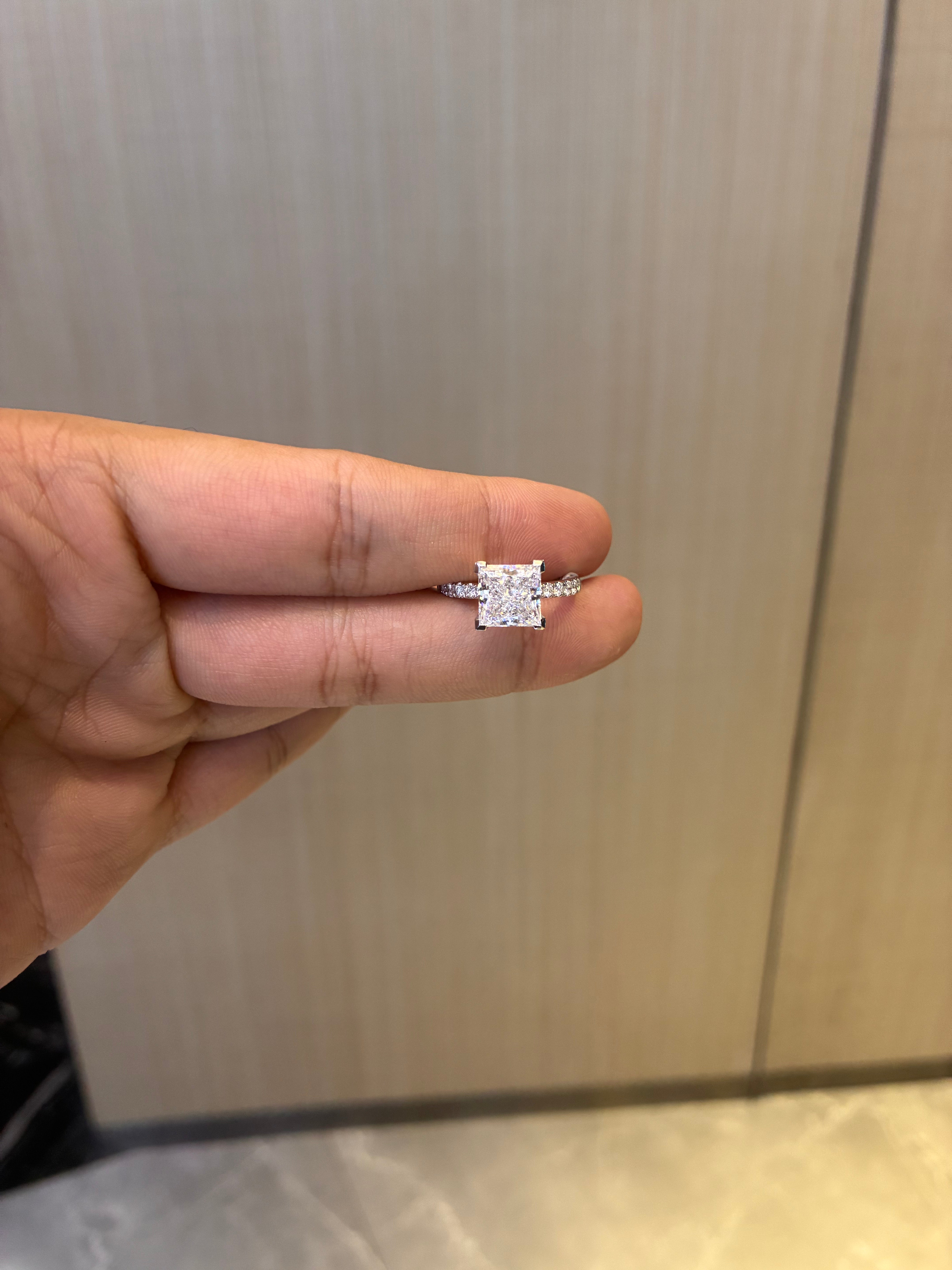 For Beverly Díaz 18k white gold 3.070ct main diamond ring(engraving: Beverly Díaz Flores)