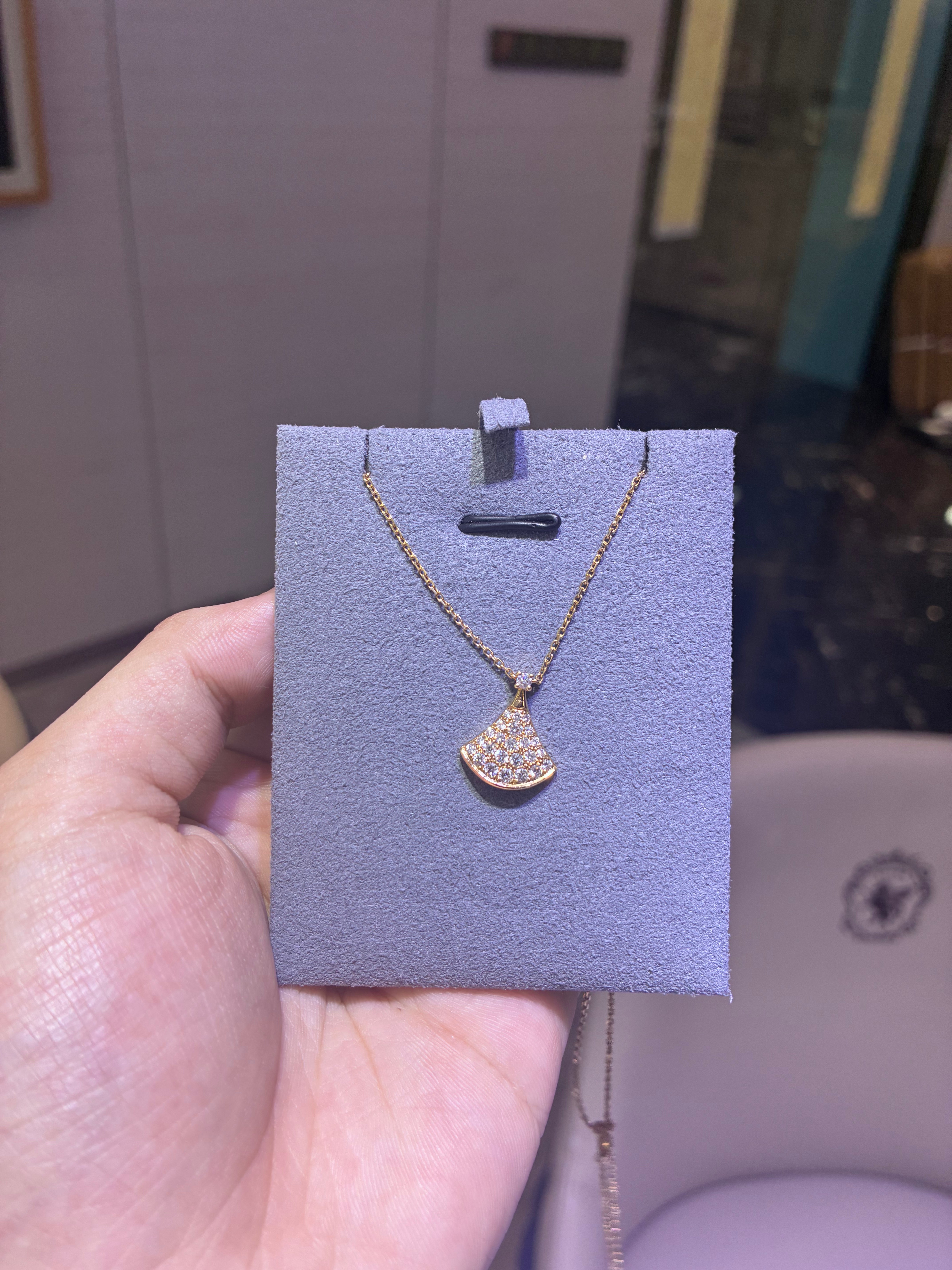 For Ursie 18k yellow gold pendant