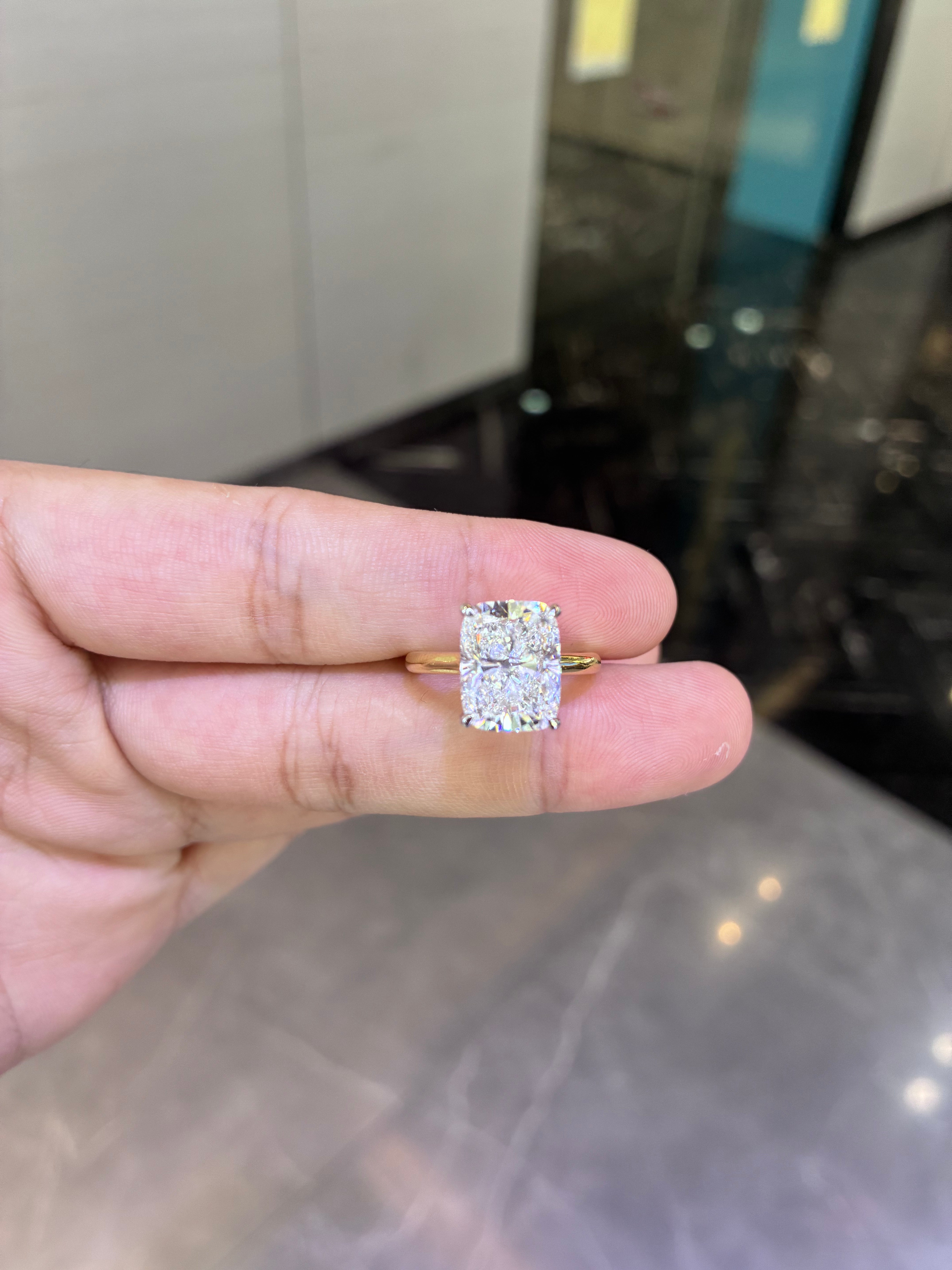 For Maddie nissani 18k yellow gold ring with 5.1ct diamond