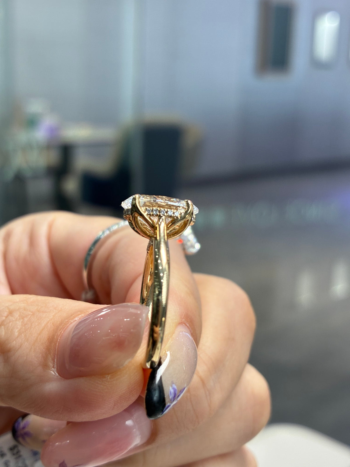 For LiLI, 3.05ct Oval solitaire engagement ring with 0.095ct sidestones, D/VVS2 in 14k yellow gold