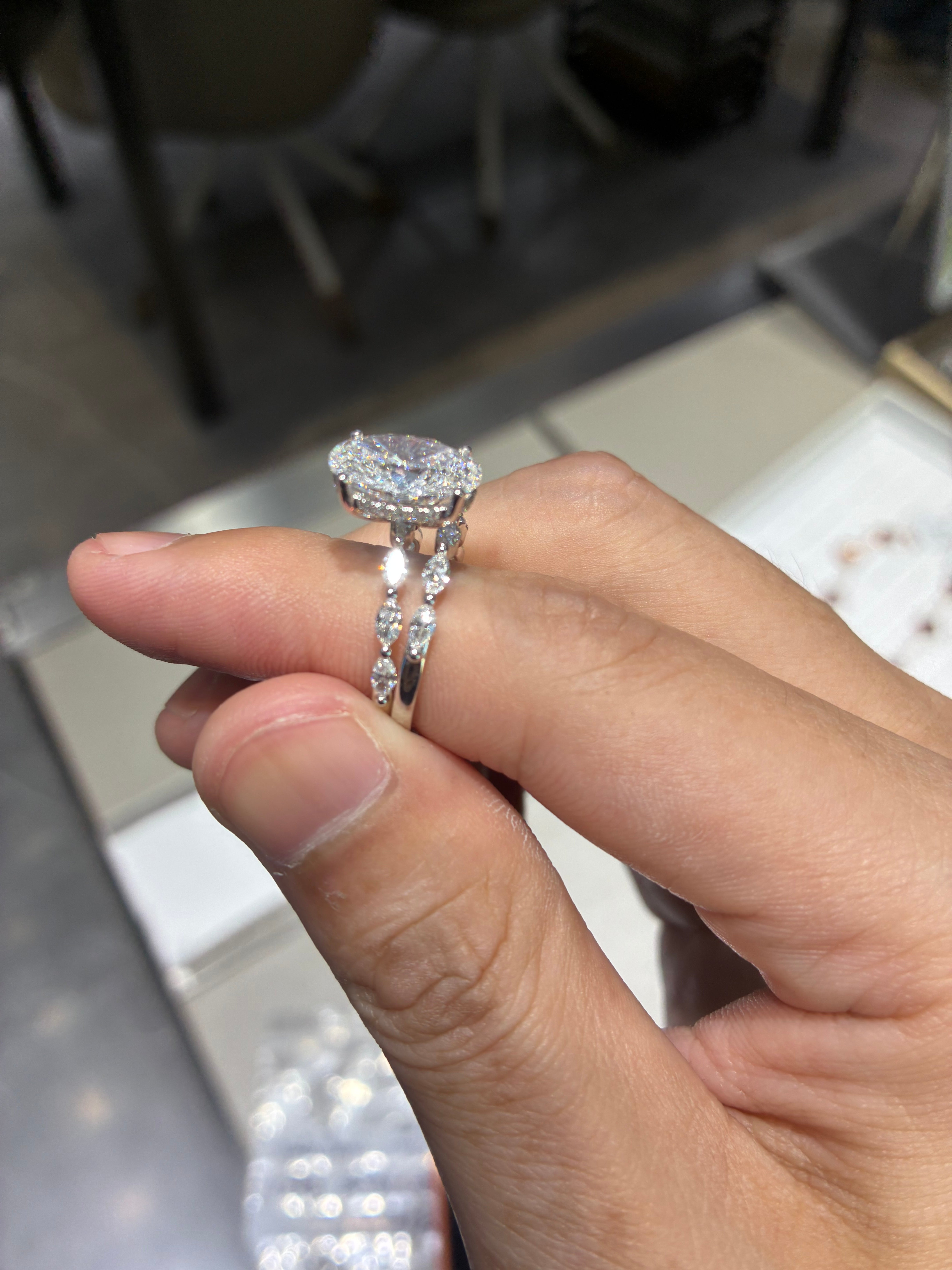 18k white gold 3.5carat Oval with 0.907ct sides tones bridal set, D/VS1