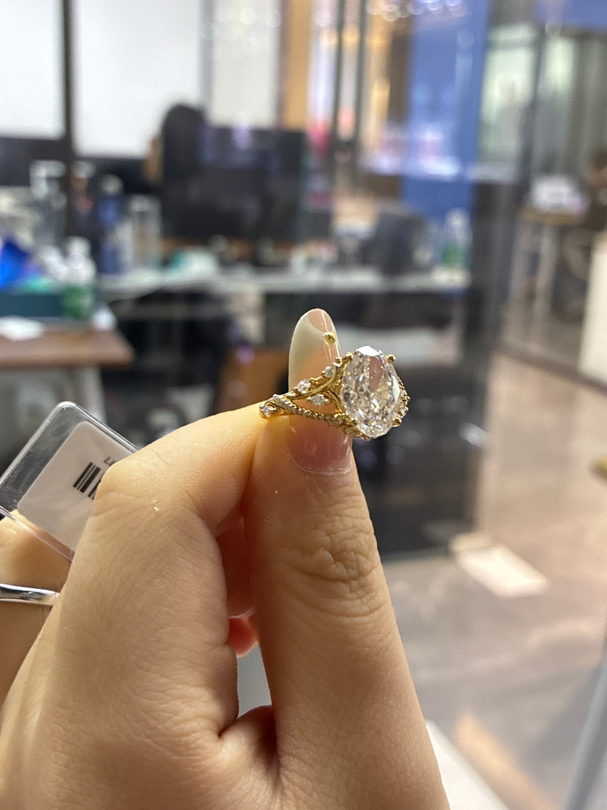For JameGatehouse Oval 18k yellow gold E/VVS2 main stone 3.29ct sidestone 0.518ct