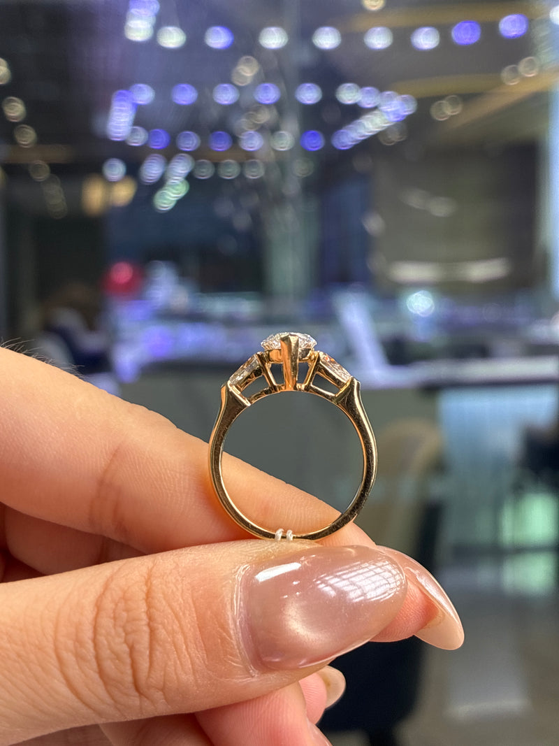 For 🐟 14k yellow gold, 2.01ct marquise center stone, 0.637ct side stone, E/VS1
