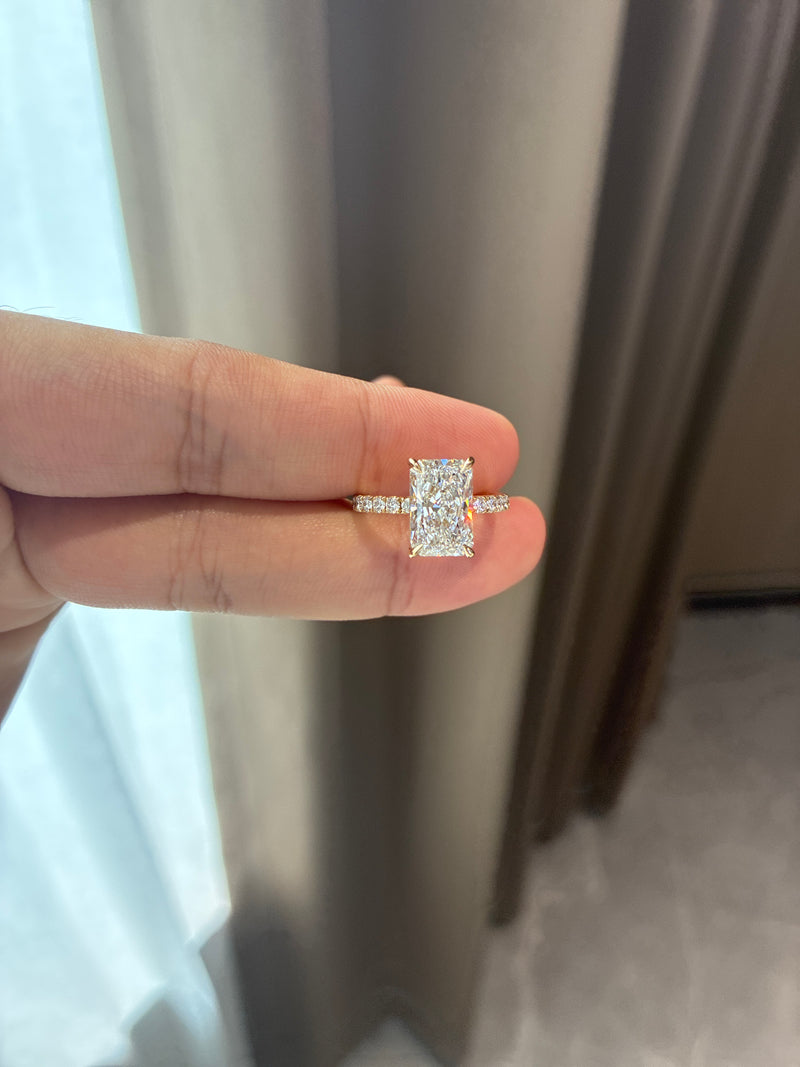 For Queen 14k yellow gold ring with 3.080ct Evs1 diamond And 0.385ct side stones
