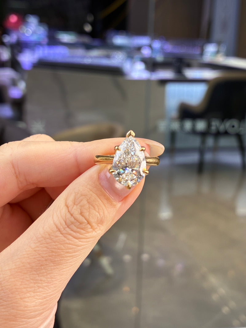 Deposit for Keyla🦋14k two tones design, 5ct pear shaped with E/VVS2, tulips setting + 14k yellow gold, half eternity, pear and round mixed band