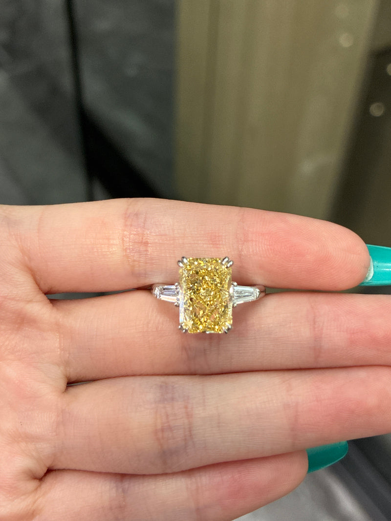 For ♠️ 18K solid white gold 5carat Fancy Vivid yellow VS1 radiant three stone ring with 0.493 side stones