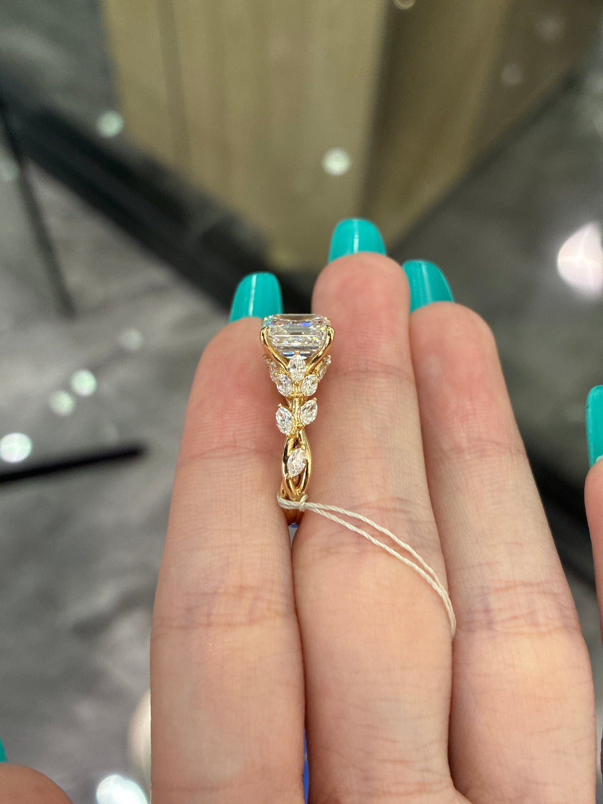 For jininguyen 14K solid gold 3.56ct Ascher shape E VVS2 with 1.022ct marquise side stones