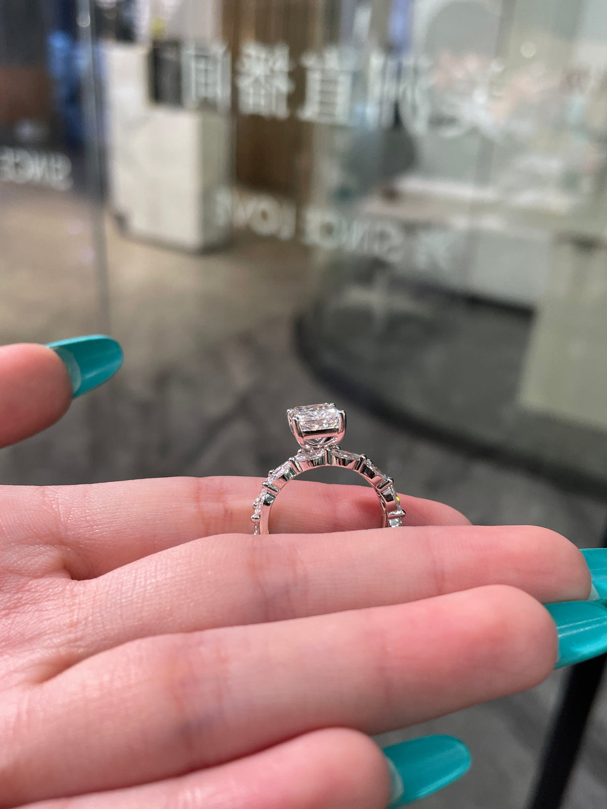 For Mariebelle 1️⃣14K solid white gold 3.05ct E/VVS2 with 0.514ct bubble band. 2️⃣ 14K solid white gold half eternity bubble band 0.572ct D-E/VS-VVS（Ready stocks）
