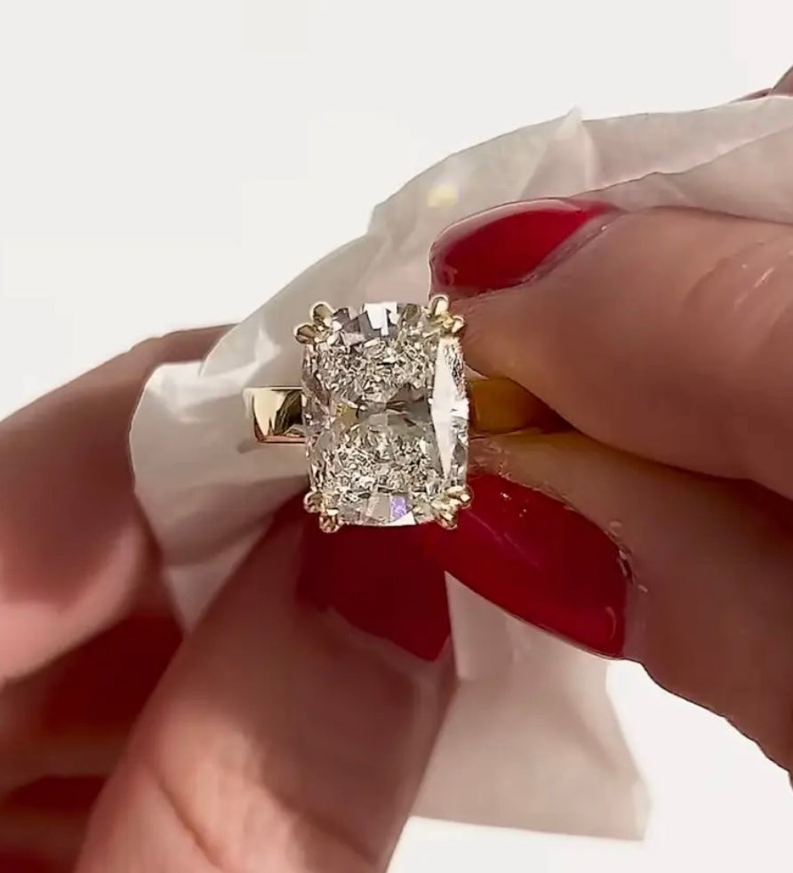 Customized 3.5 carat 18k gold, smooth strap