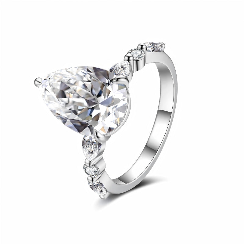 18k  gold Pear diamond with marquise cut