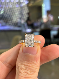 For brown heart 3.03 carats radiant E/VVS2 in 14k yellow gold with sidestones 0.437 ct