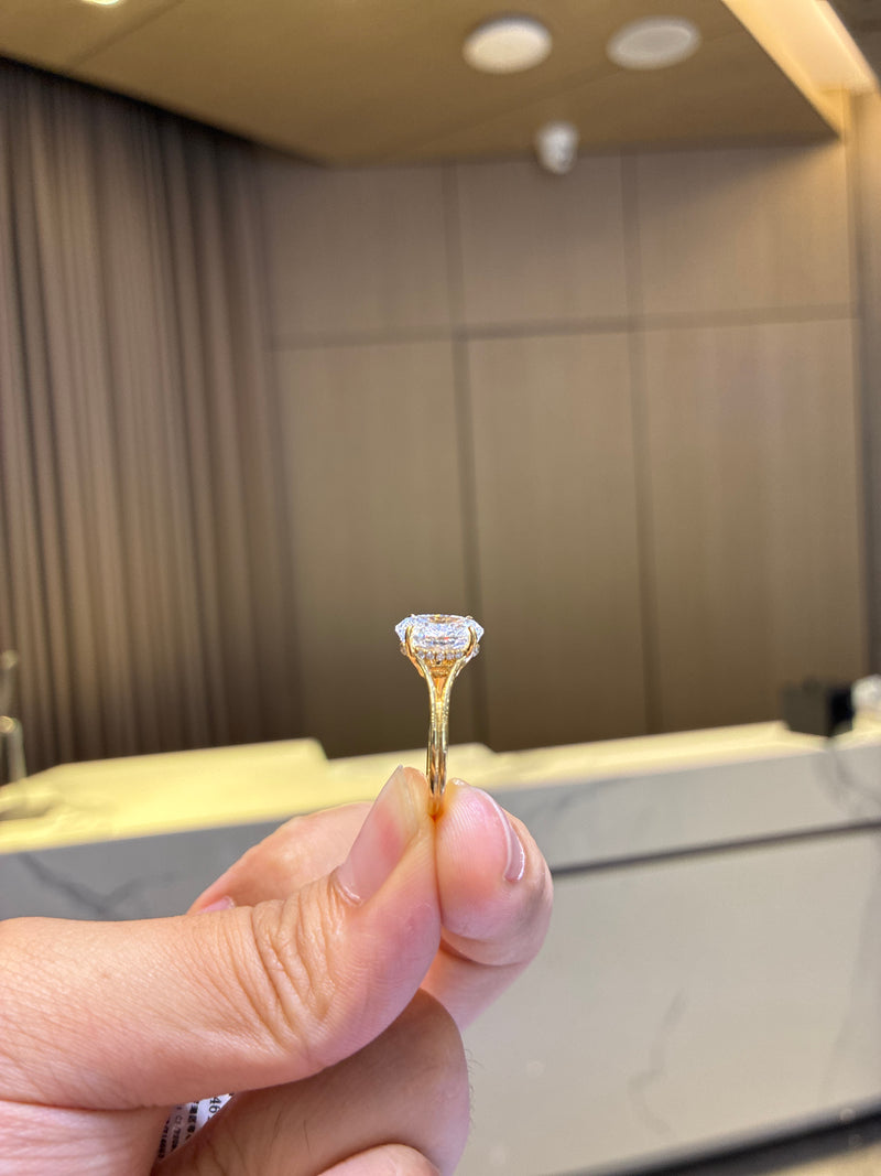 For chase,main stone 3.1ct D/VVS2 side stone 0.076ct 18k yellow gold