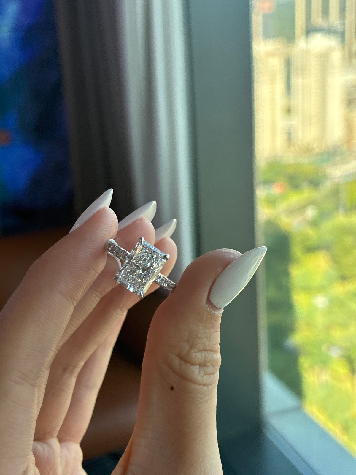 For Momo 14k white gold D vvs2 3.02ct radiant, with 0.473ct sidestones