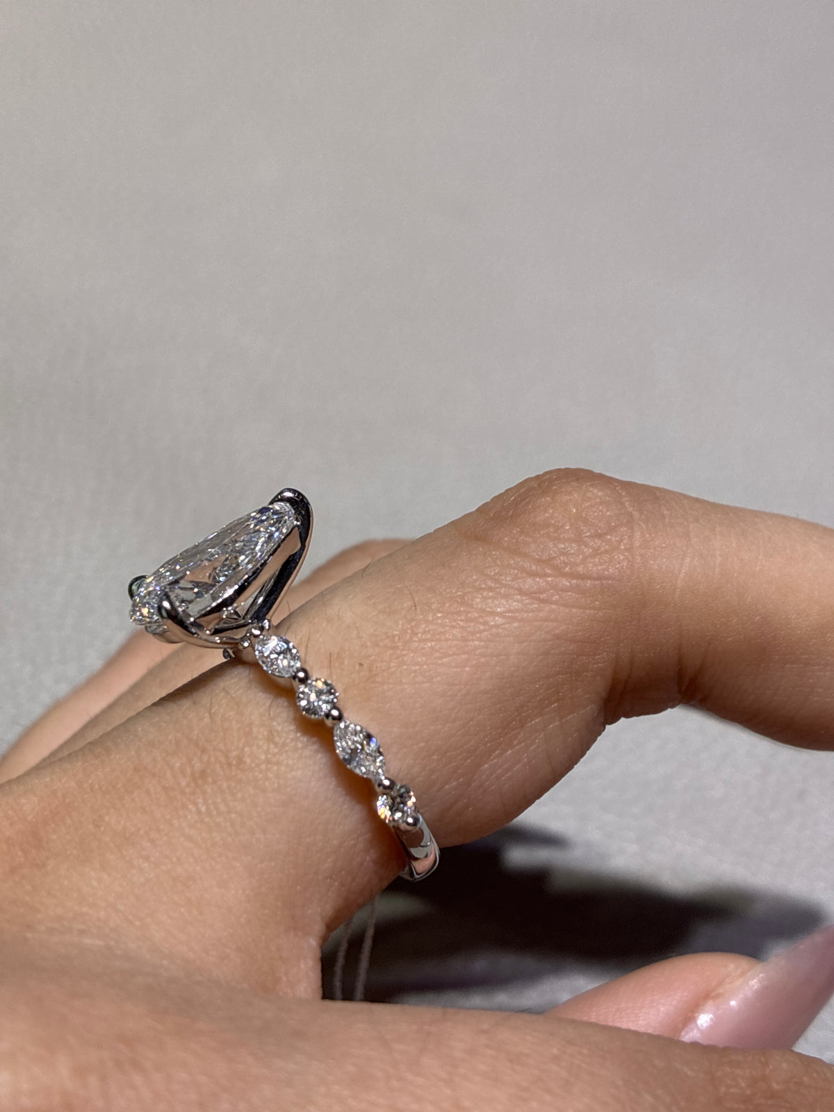 For Becky Potts(14 k white gold,E/VVS2,2.88 carats)