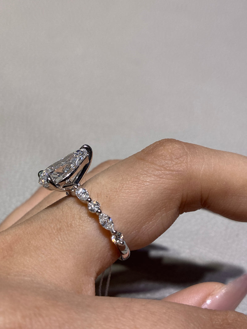 For Becky Potts(14 k white gold,E/VVS2,2.88 carats)
