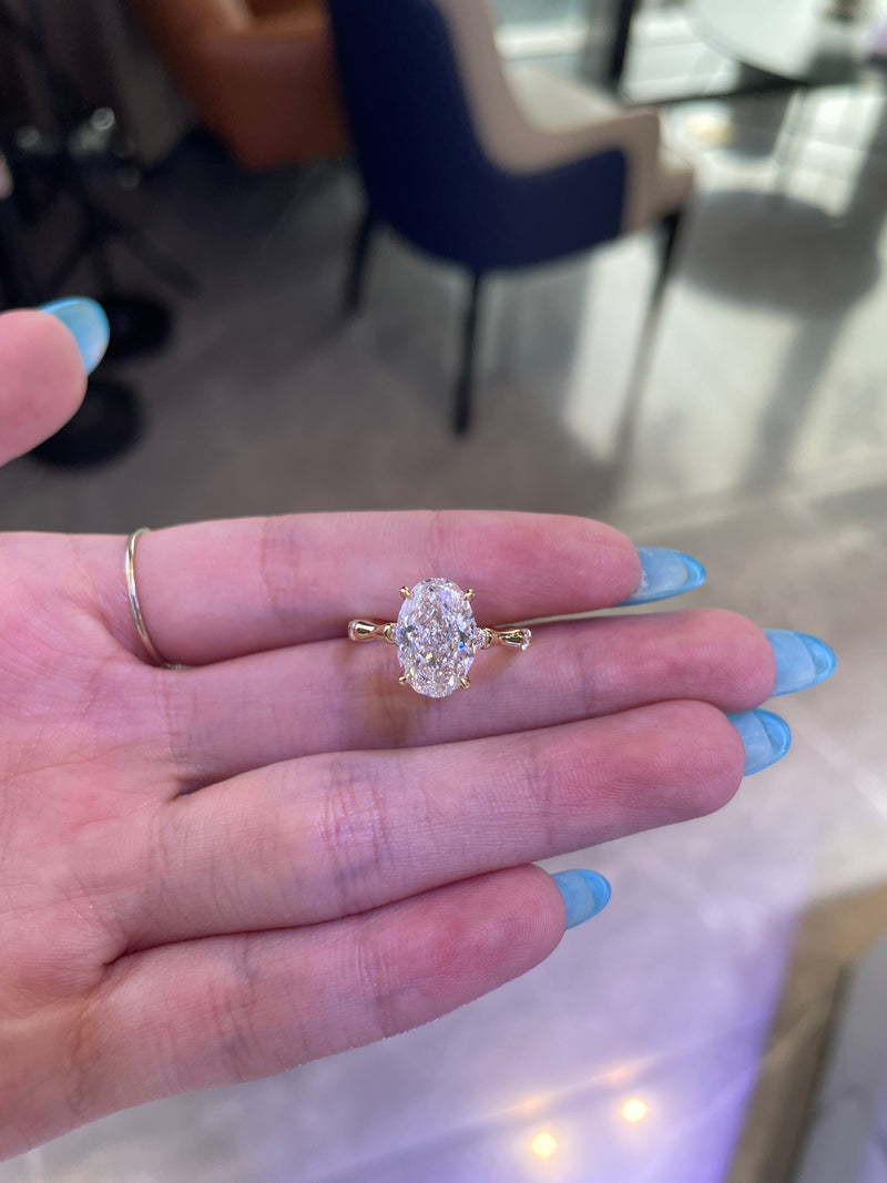 For Lovely London 18k Oval cut 3.07ct E vvs2 with side stone 0.338ct with a pendant 0.52ct