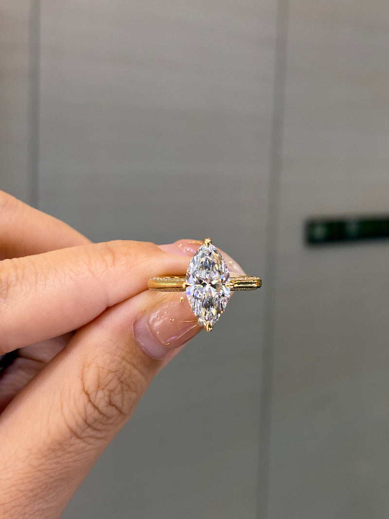 2.6ct Marquis with 0.286ct sidestones lab Diamond Ring,D/VVS2, 18k gold