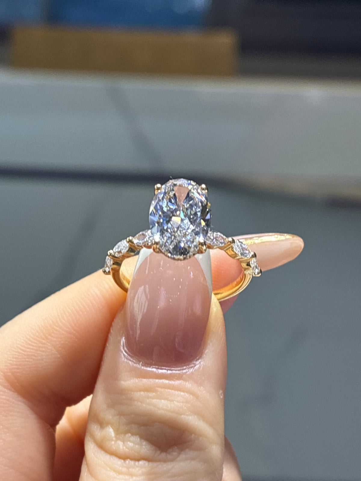 For sitss 18k yellow gold oval cut with marquis band D/vs1 main stone 3ct side stone 0.625ct