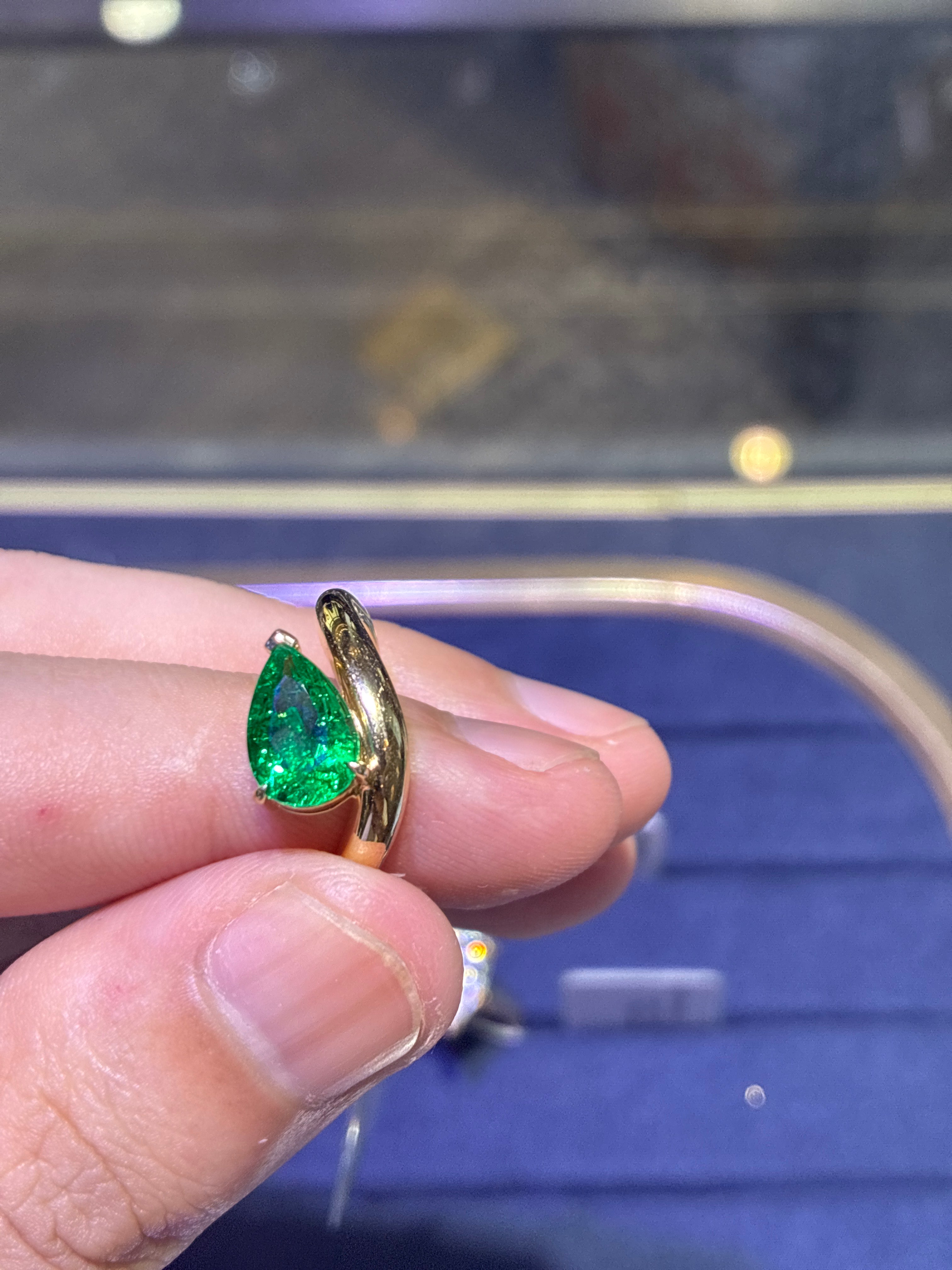 14k gold, 1.5 carat emerald pear-shaped diamond ring