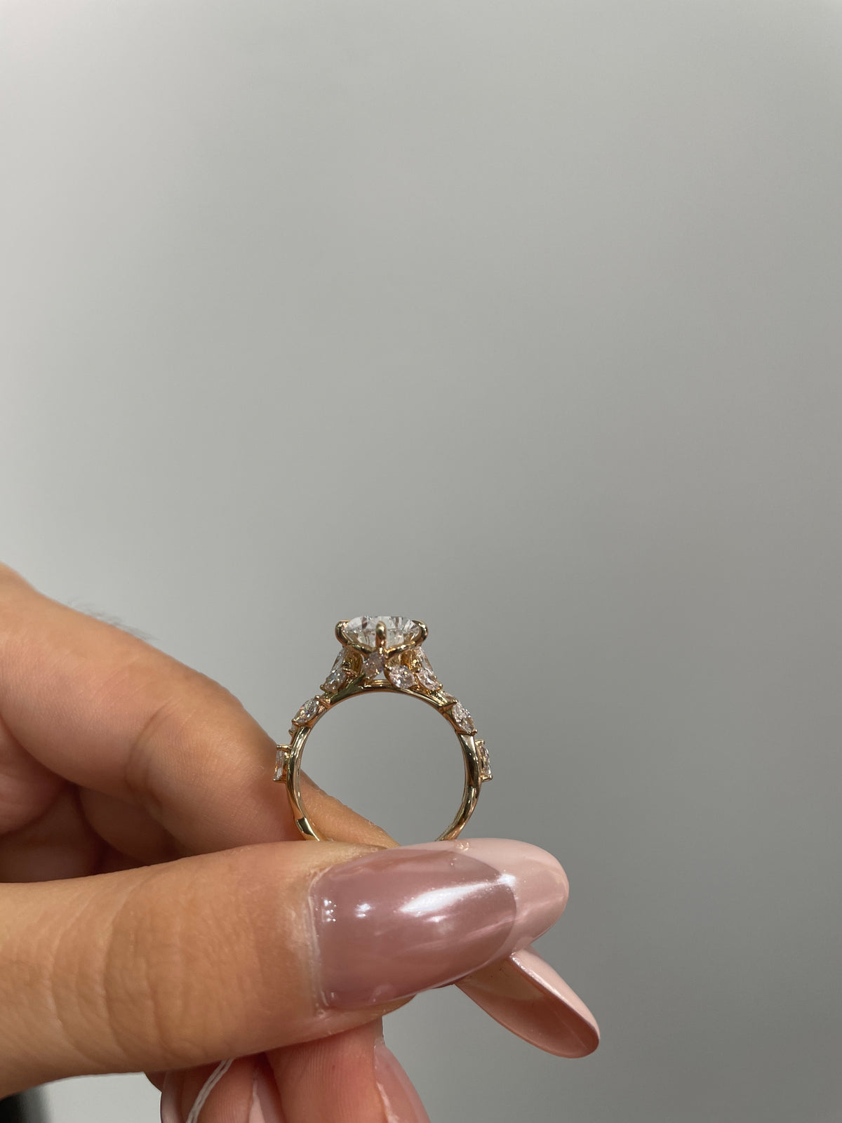 For Mar 14k yellow gold ring with 3.060ct E VS1 diamond And 1.009ct side stones