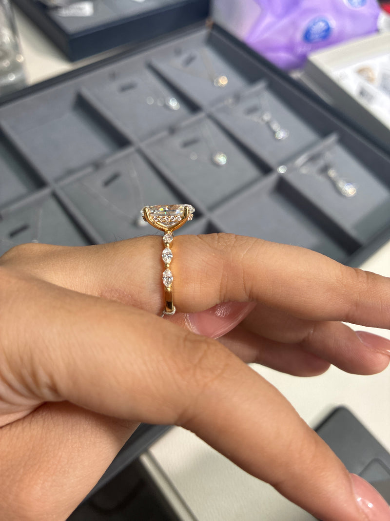 Deposit for LauraTee ( 14k,change the main diamond into 4.5 carats,D/VVS2;side diamonds 0.587 carats)