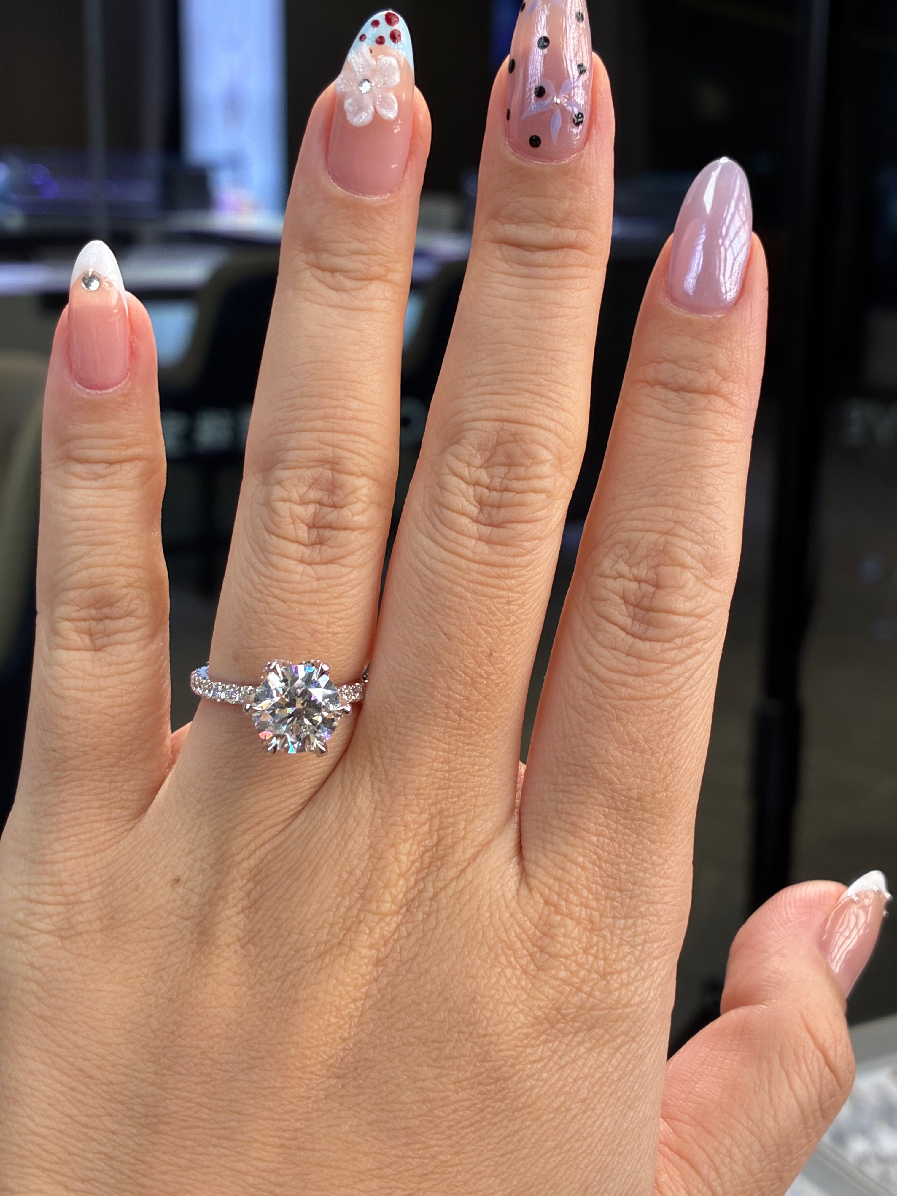 For Hans, 3ct round mainstone with 0.95ct side stones, flower basket in 14k white gold,D/VVS2