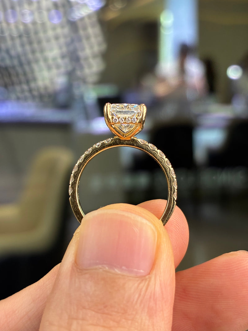 For brown heart 3.03 carats radiant E/VVS2 in 14k yellow gold with sidestones 0.437 ct