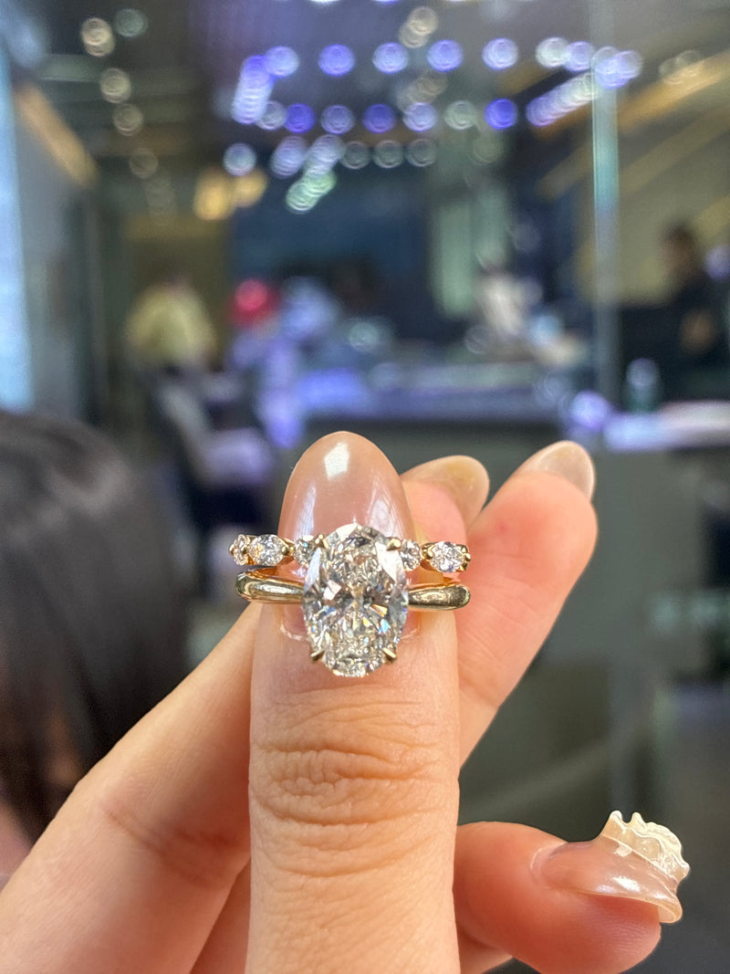 Deposit NC 14k yellow gold, 4ct oval diamond E/VVS2+marquise band around 0.6ct total half eternity