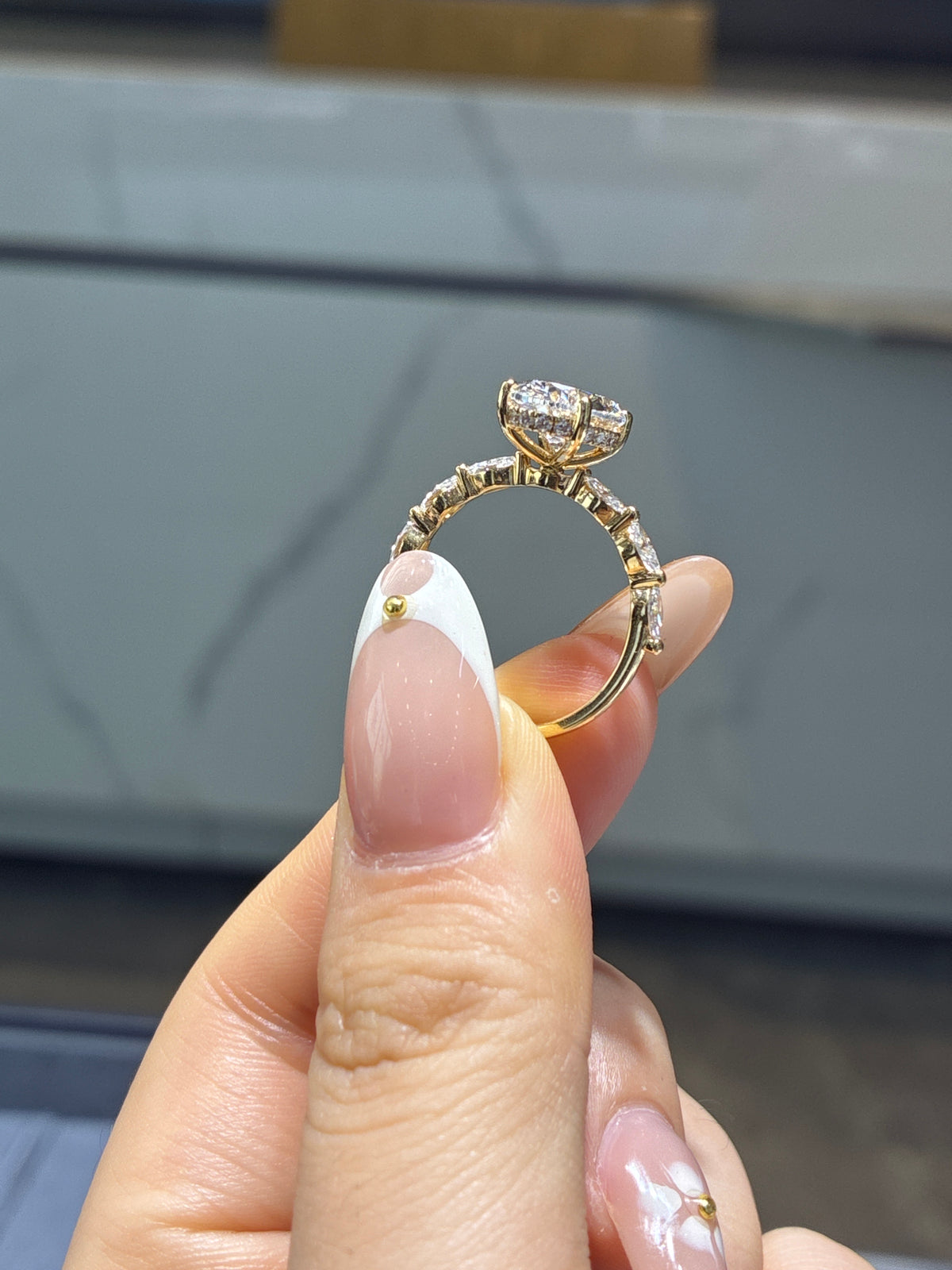 For sitss 18k yellow gold oval cut with marquis band D/vs1 main stone 3ct side stone 0.625ct