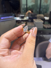 For❤️❤️❤️2.6ct 18k marquis with hidden pave 0.286