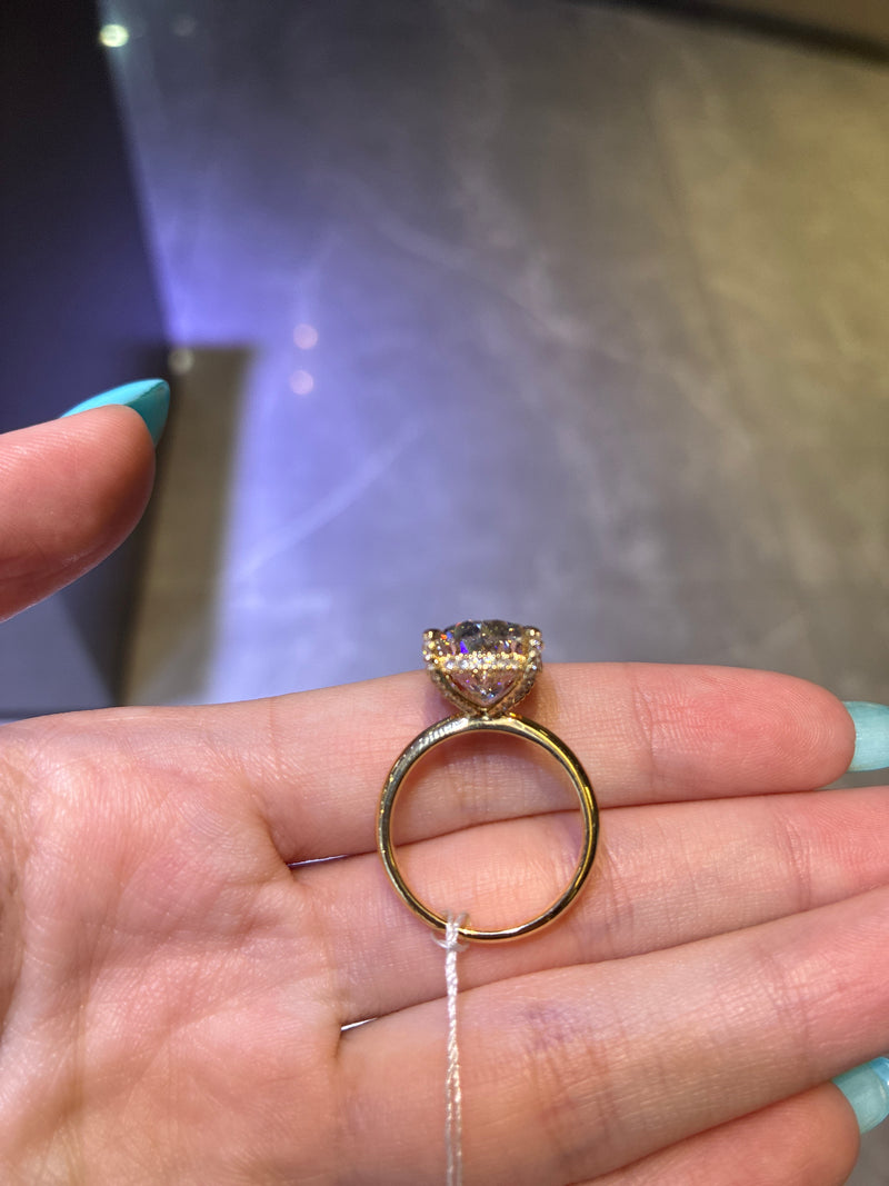 Retainer For remaindfriends 14K yellow gold 8.28 carat Oval cut E VVS2 with 0.32ct hidden halo stones