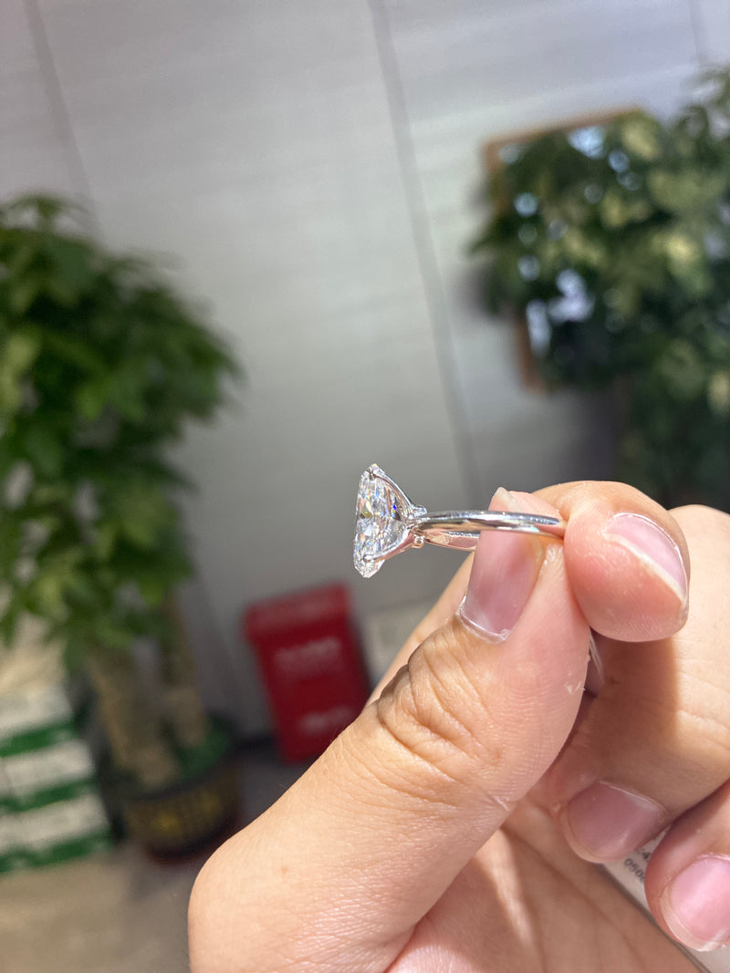 For Sara 18k White Gold Oval Cut Solitary 5.05ct E/ VVS2