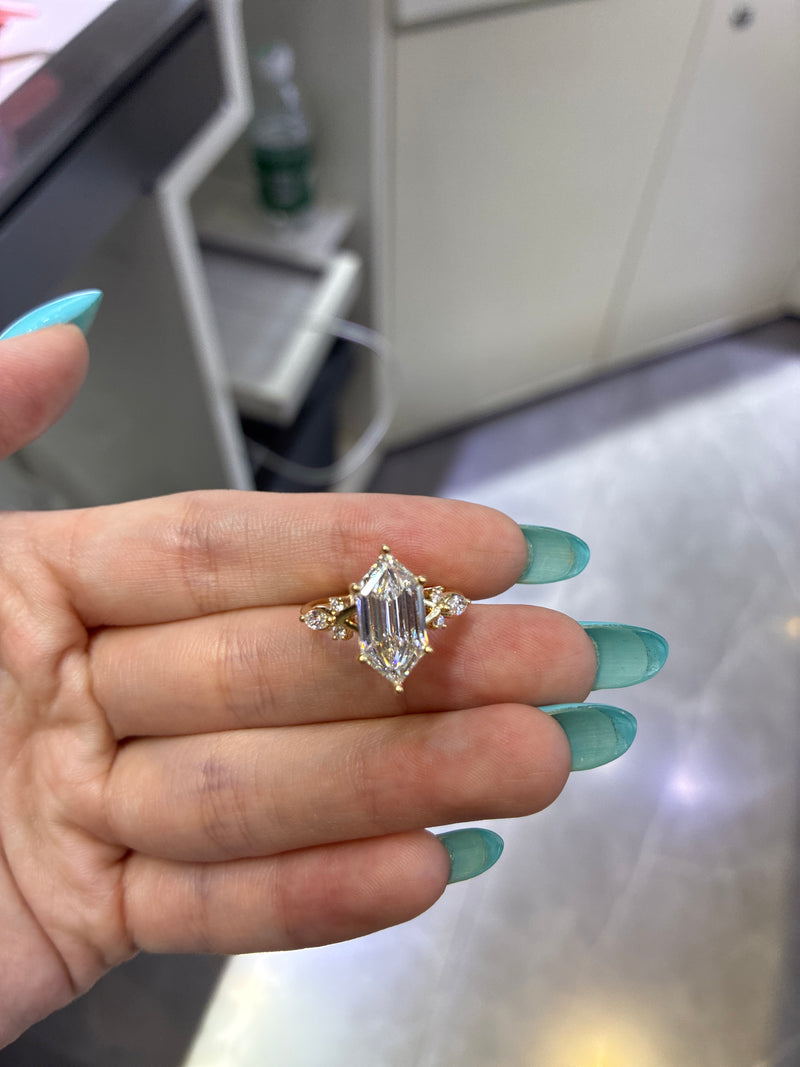 For Vera 14K yellow gold dutch marquise 3.02ct E VS1 with 0.242 side stones