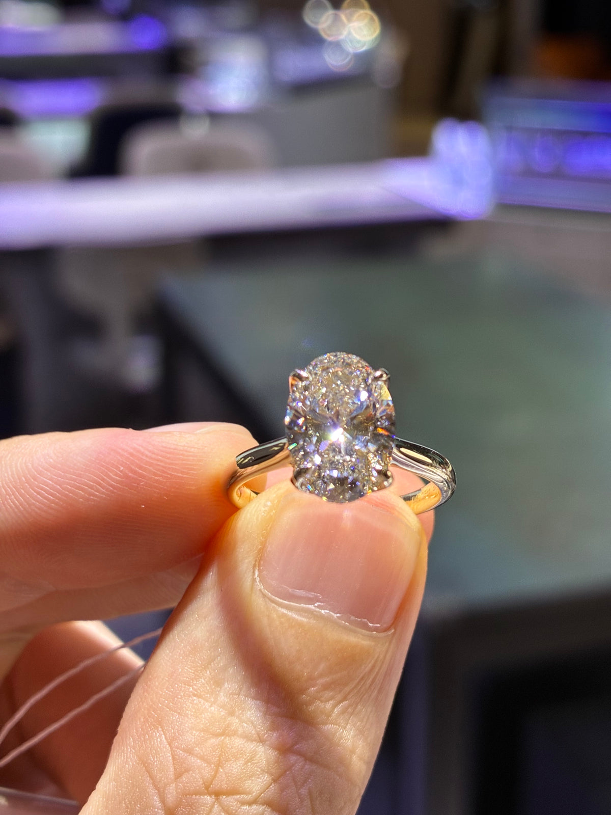 For Alondra Oval 3.05 carats D/VVS2 with 0.095 carats side diamonds in 36 pieces in 14k yellow gold