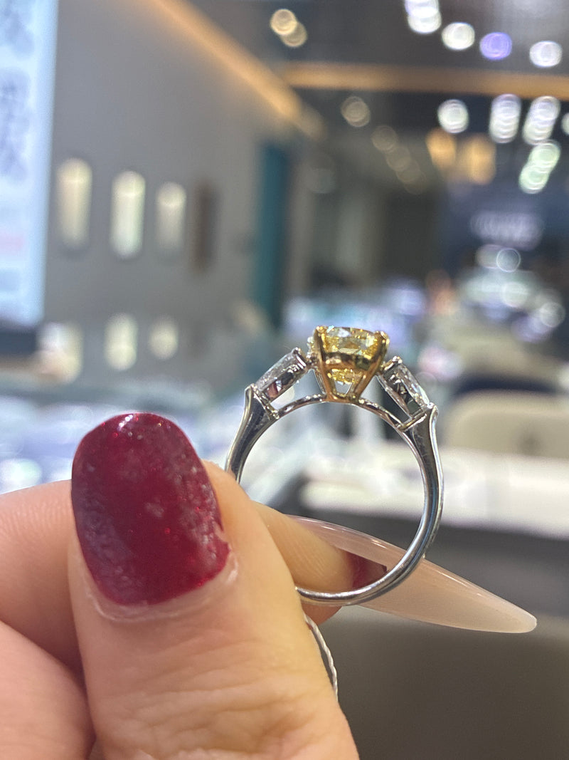 For Bluv  18k gold yellow diamond three stone vvs2 total 3.846ct