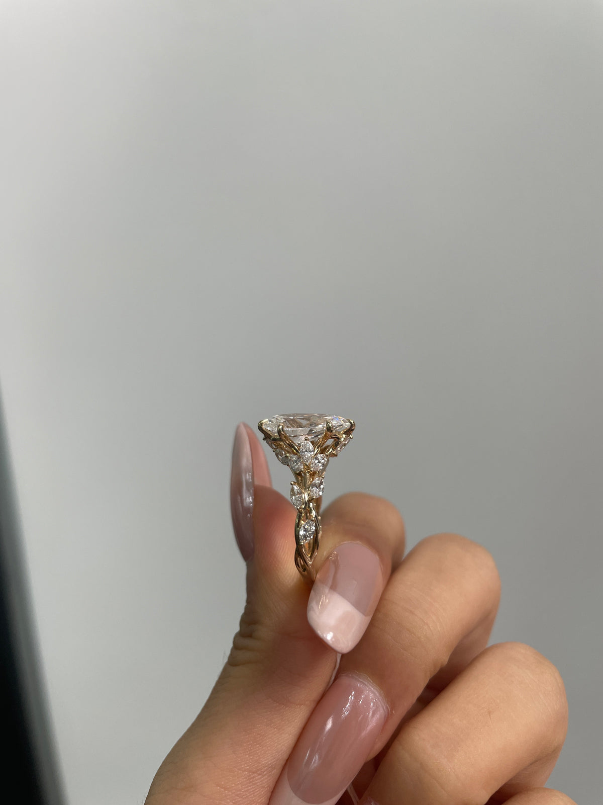 For Mar 14k yellow gold ring with 3.060ct E VS1 diamond And 1.009ct side stones