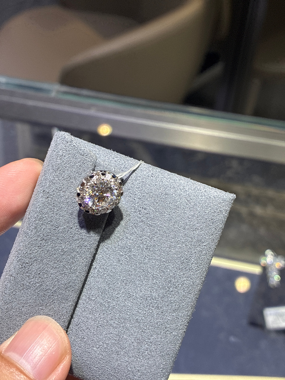 For Cii a set of earring main stone 1.04ct D/VVS2 side stone 3.528ct