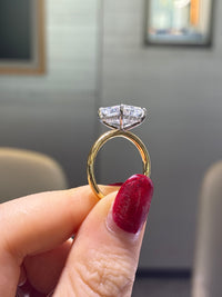 18k yellow gold E/vvs2 main stone 4.09ct side stone 0.163ct