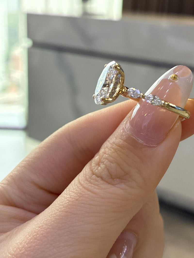 For Cris 14k yellow gold D/vvs2 oval cut with marquis cut pave band