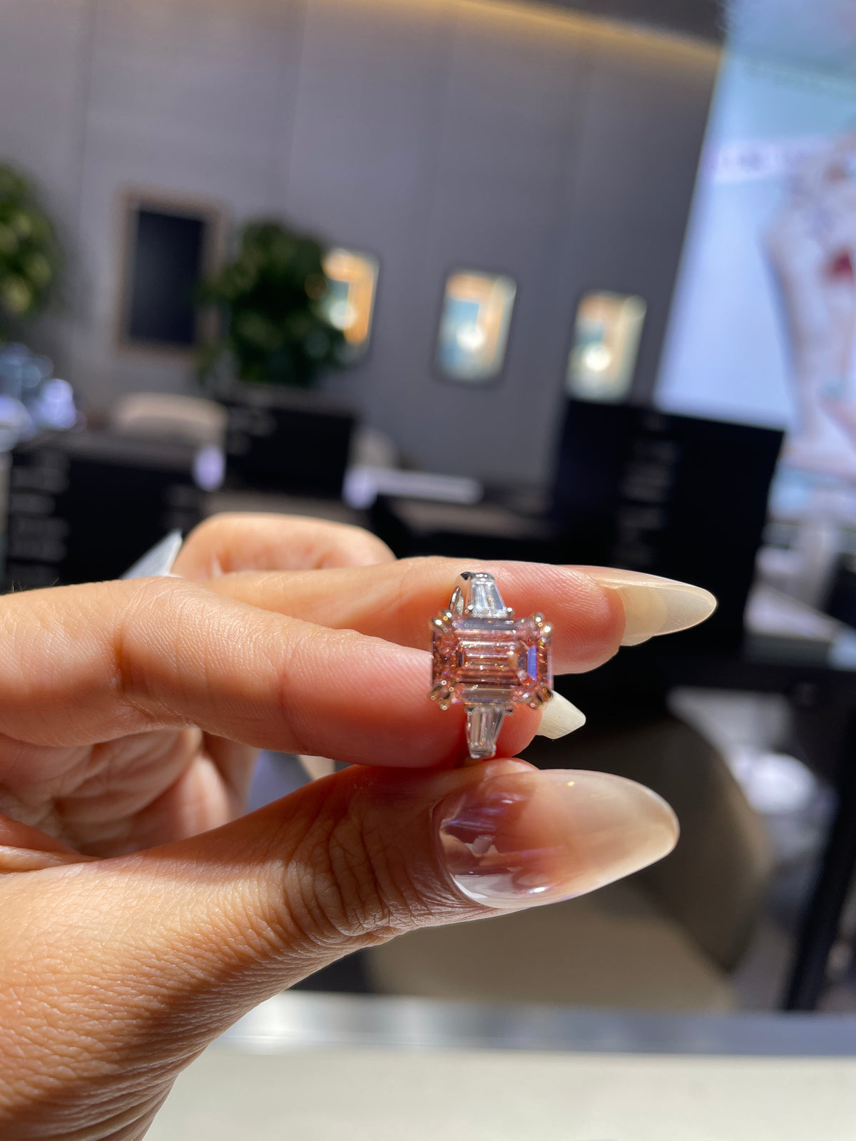 For Daliz 18K Main stone 4 carat pink side stone 0.42 VS1